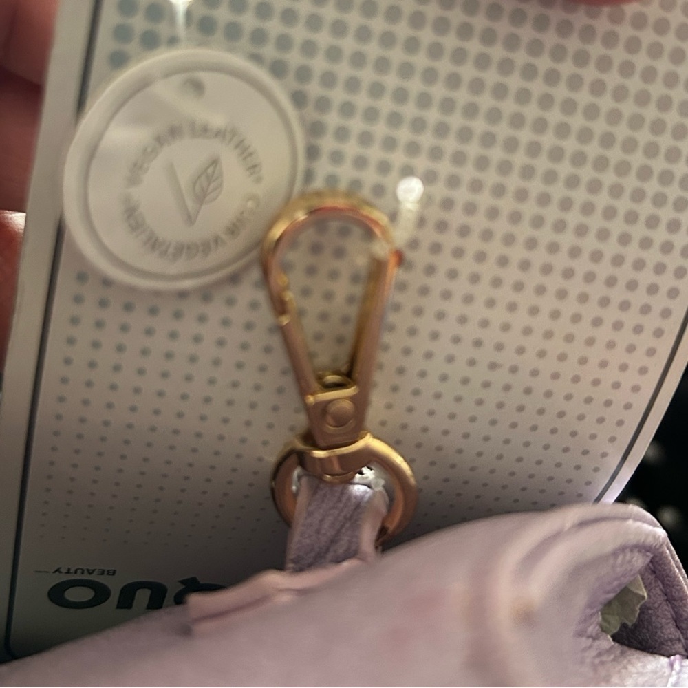 ❤️ BNWT Purple Ear Bud Case Vegan Leather Gold Tone Hardware Swivel Gift - Picture 4 of 4